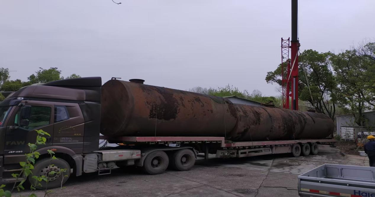 蔡甸某地廢舊油罐吊裝作業(yè)